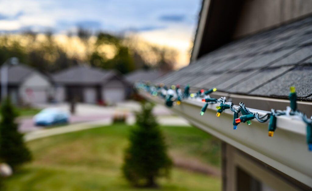 How to Hang Christmas Lights on Gutters
